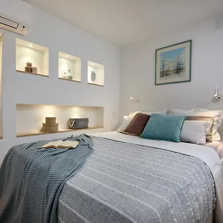 Apartment Argosy Near Old Town With Sea View And Free Parking