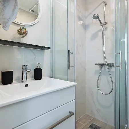 Apartment Argosy Near Old Town With Sea View And Free Parking